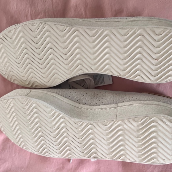 Athletic_Shoes